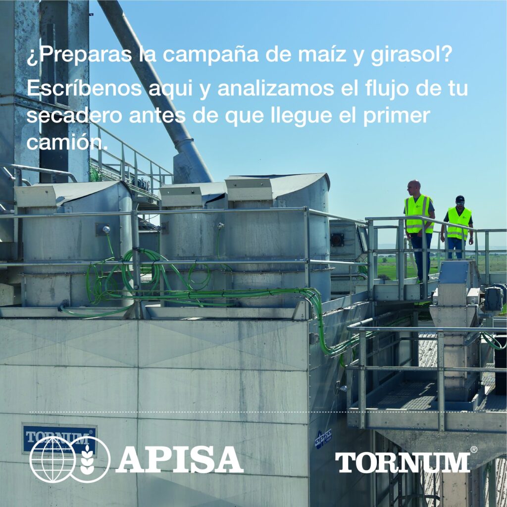 Técnicos de APISA en la pasarela de un secadero Tornum