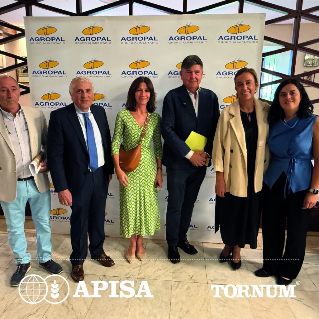 Asistentes al congreso ante el photocall de Agropal Grupo Alimentario