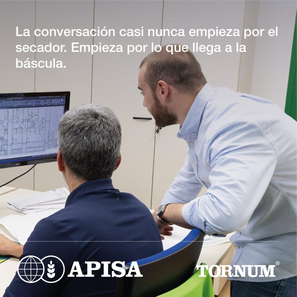 Técnicos de APISA revisando un plano en el ordenador
