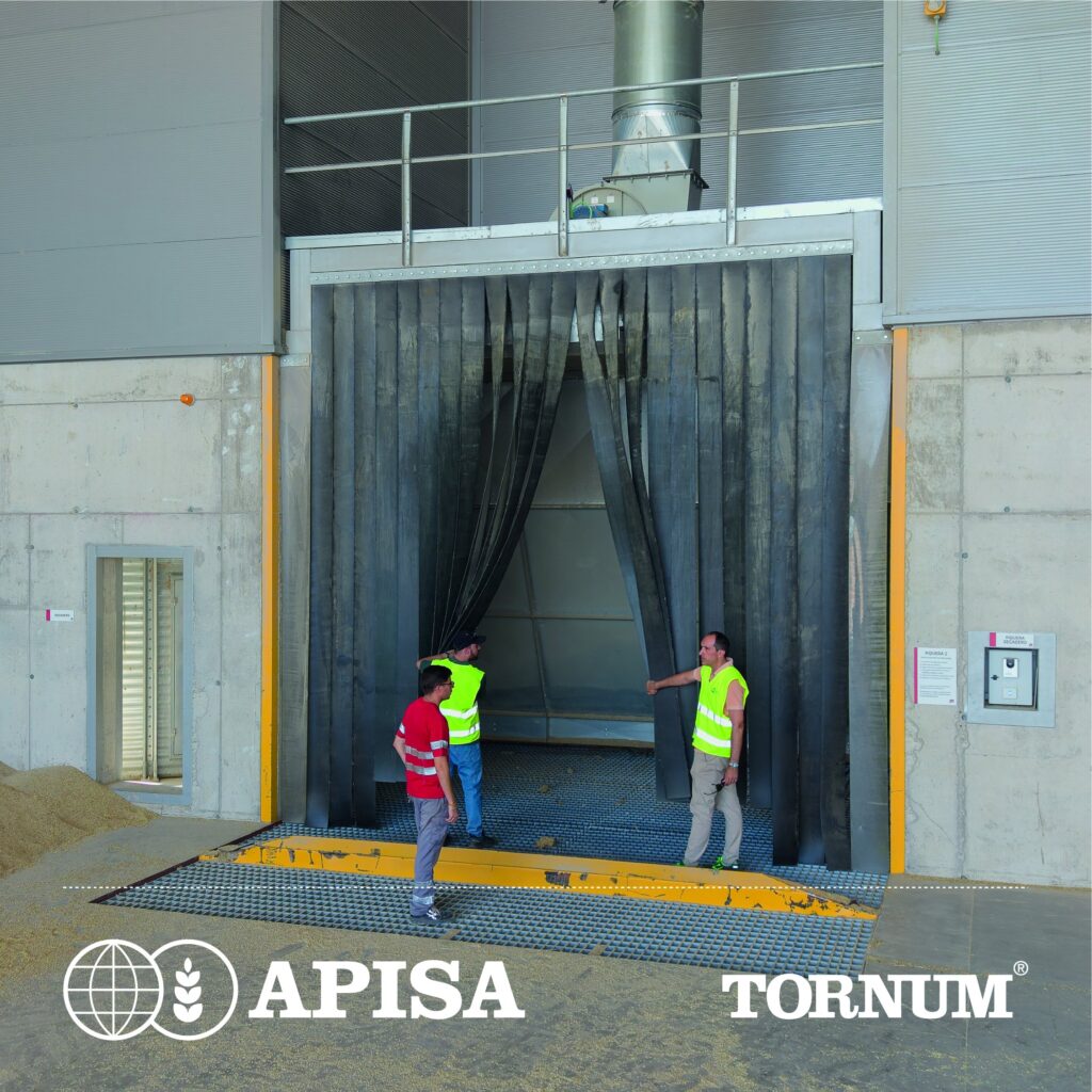 Técnicos de APISA revisando la piquera de recepción del secadero
