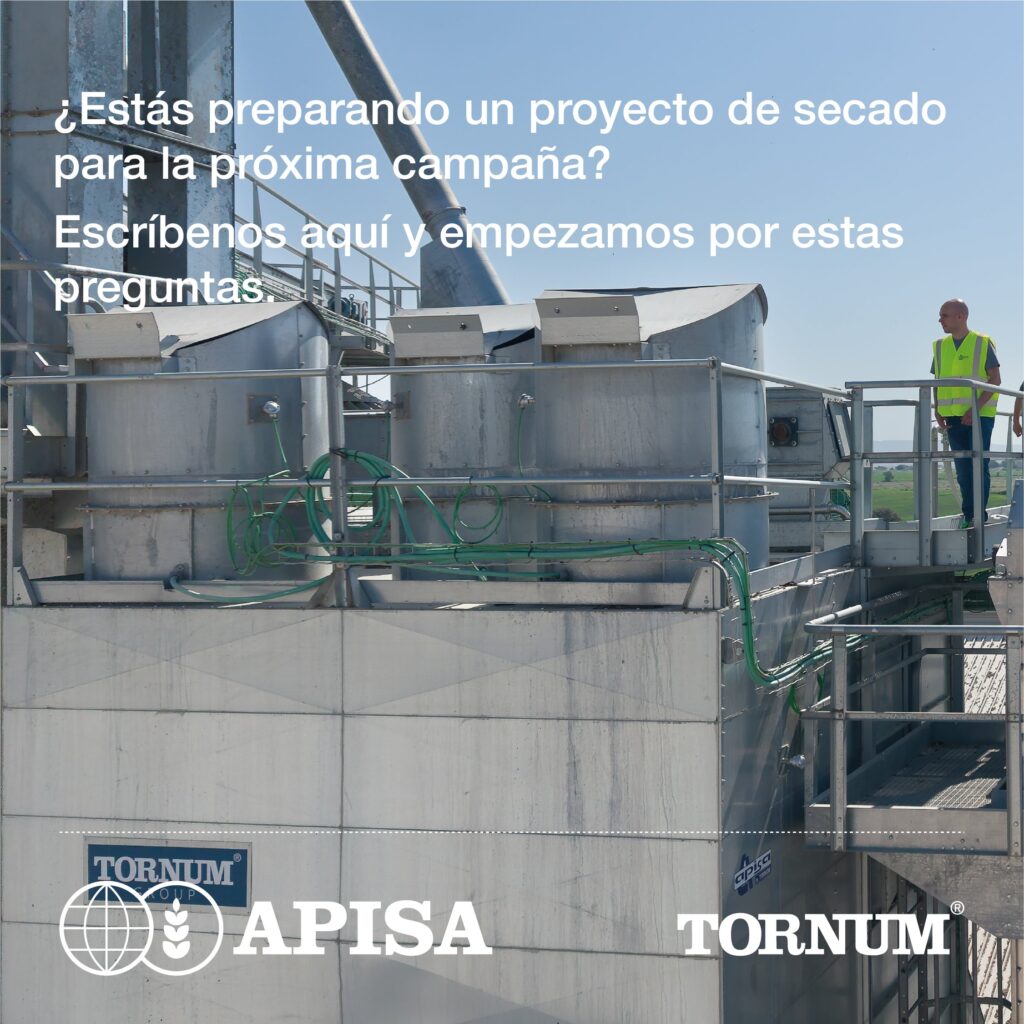 Técnico de APISA en la pasarela de un secadero Tornum