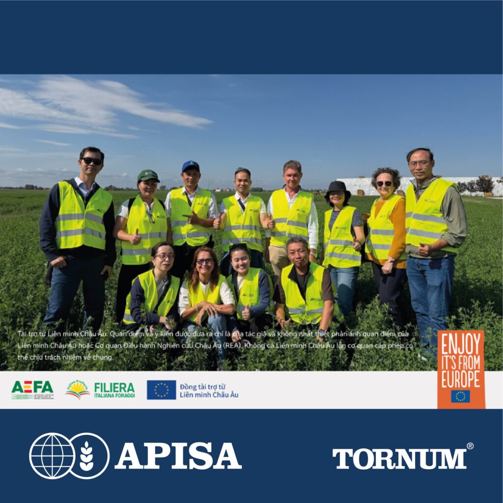 Profesionales vietnamitas del sector ganadero en un campo de alfalfa, programa EU Dehydrated Fodder